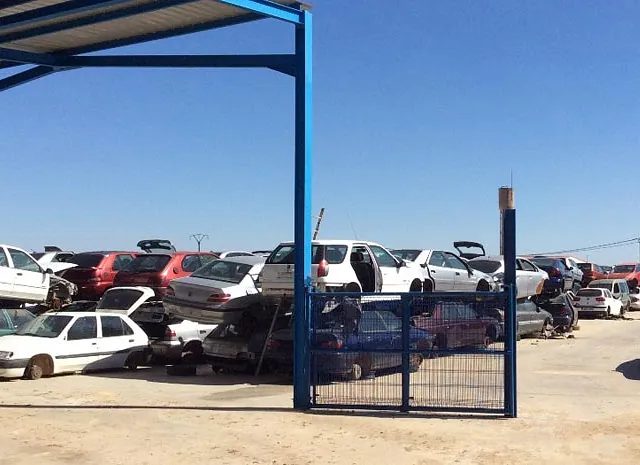 Card Díaz e Hijos vehículos en zona de desguace